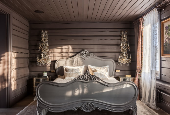 Cama de madeira com cabeceiras esculpidas no interior