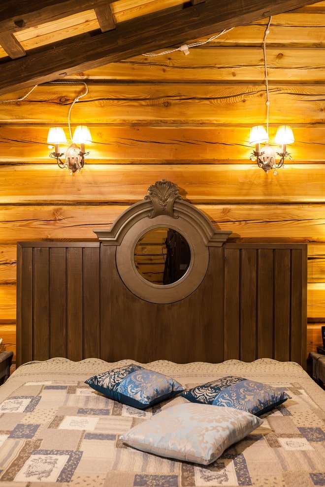 Cama de madeira com cabeceiras esculpidas no interior