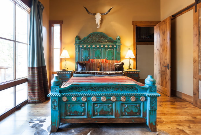 cama de madeira antiga no interior