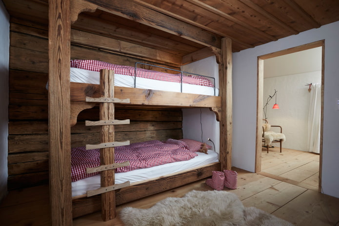cama feita de madeira bruta no interior