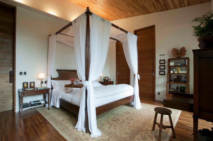 cama de madeira com dossel no interior