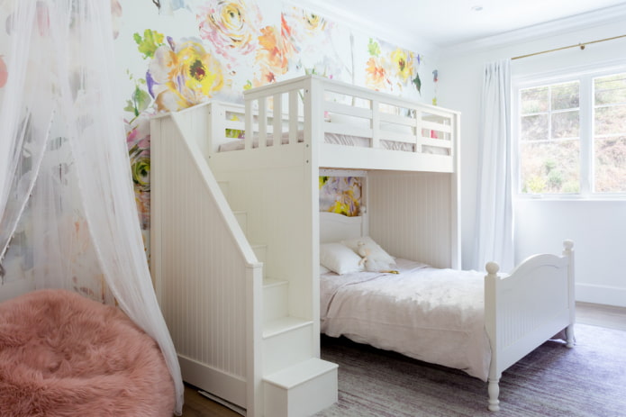 cama de madeira em quarto de menina