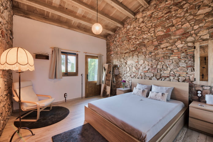 cama de casal de madeira no interior