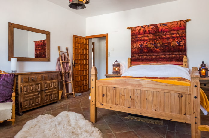 cama de madeira no interior