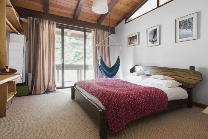 cama de madeira no quarto