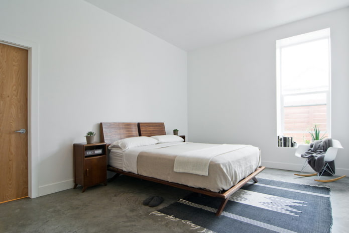 cama de madeira no quarto