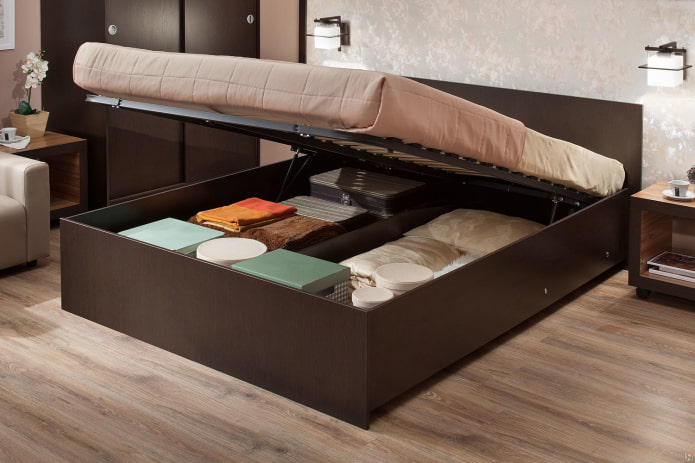 cama de madeira com mecanismo de elevação