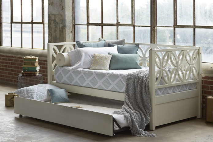 sofá-cama de madeira no interior