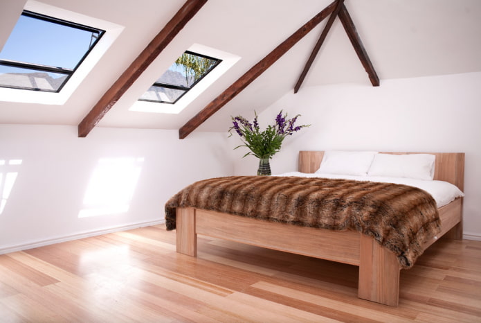 cama de madeira no interior