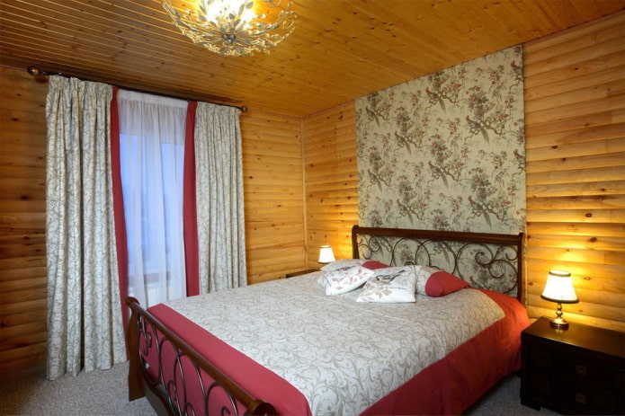 cama de madeira com elementos forjados
