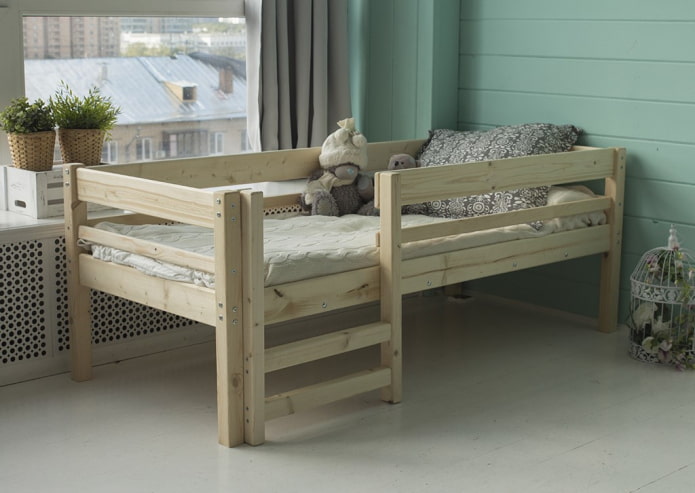 cama de canto de madeira no interior