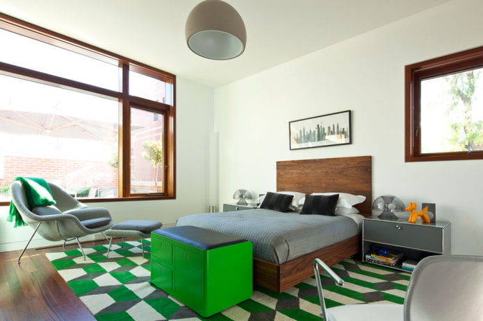 cama de madeira de casal no interior
