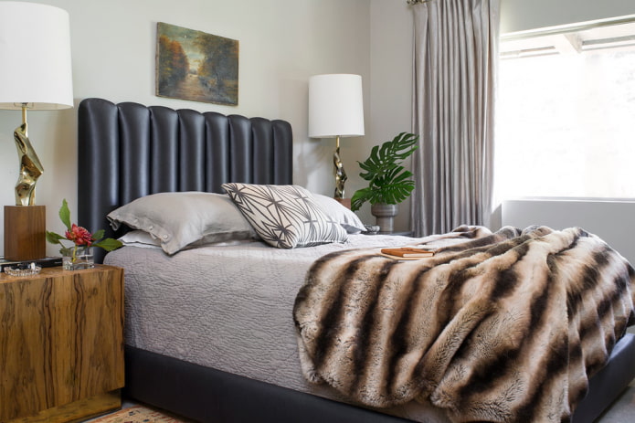 cama com cabeceira de couro no interior