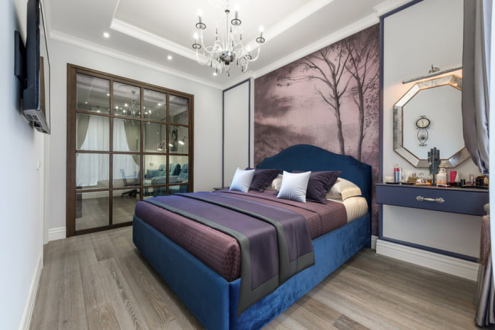 cama com cabeceira azul no interior