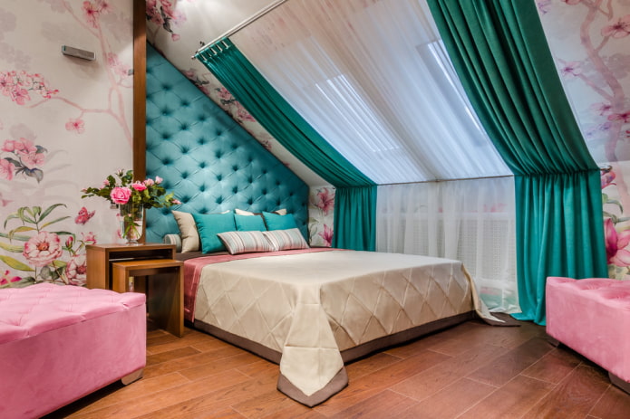 cama com cabeceira turquesa no interior