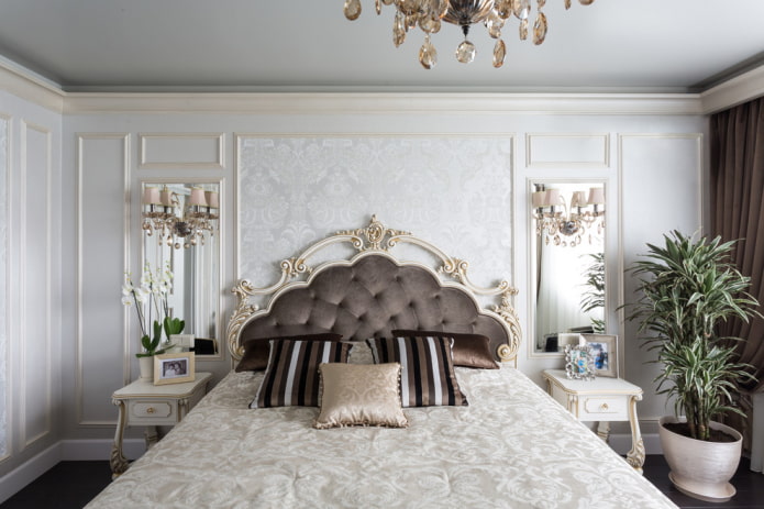 cama com cabeceira figurada no interior