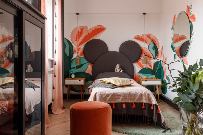 cama com cabeceira macia em quarto de criança