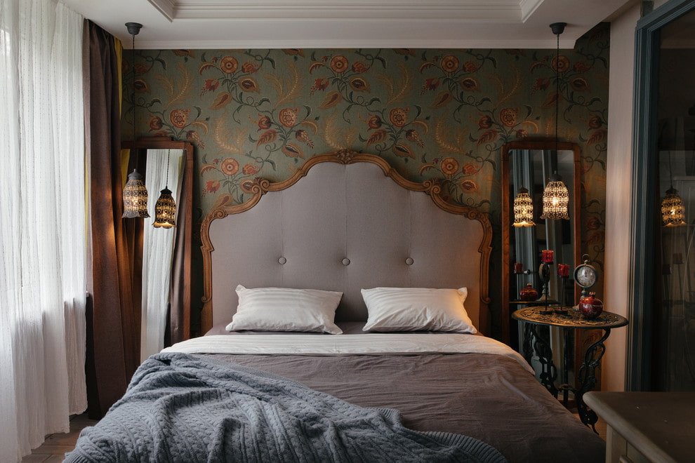cama de madeira com cabeceira macia no interior