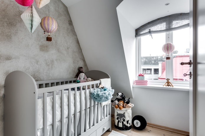 berço cinza para um bebê no interior
