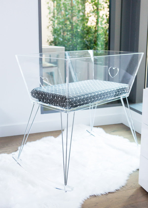 Design incomum de um berço de bebê no interior