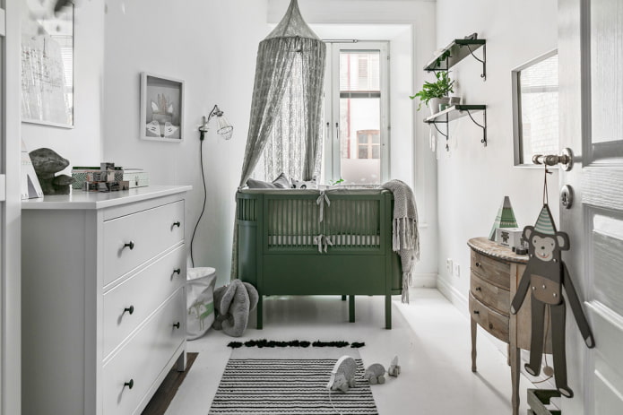 berço verde para um bebê no interior
