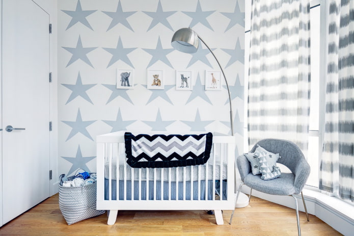 berço branco para um bebê no interior