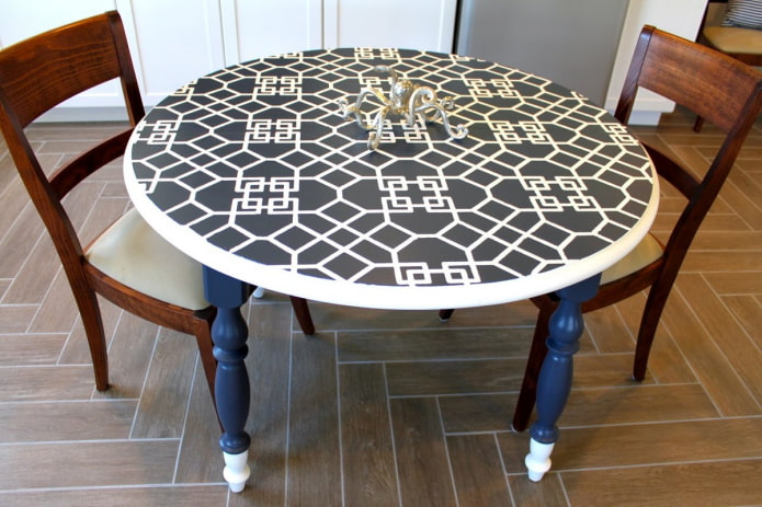 mesa com azulejos no interior da cozinha