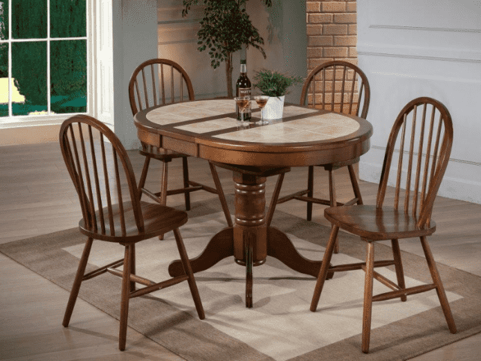 mesa com azulejos no interior da cozinha