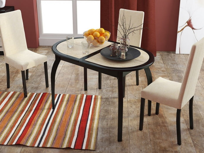 mesa com azulejos no interior da cozinha