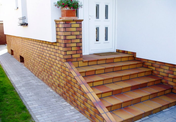 acabamento de uma extensão de varanda para uma casa