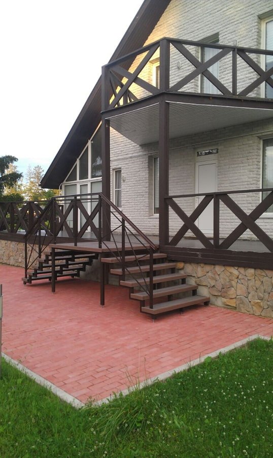 casa com varanda de duas águas