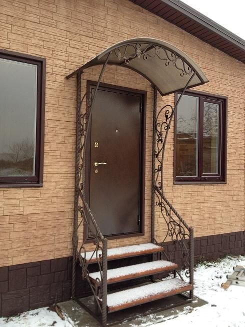 casa com varanda de metal