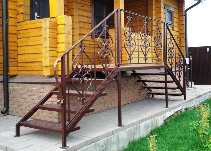 casa com varanda de metal