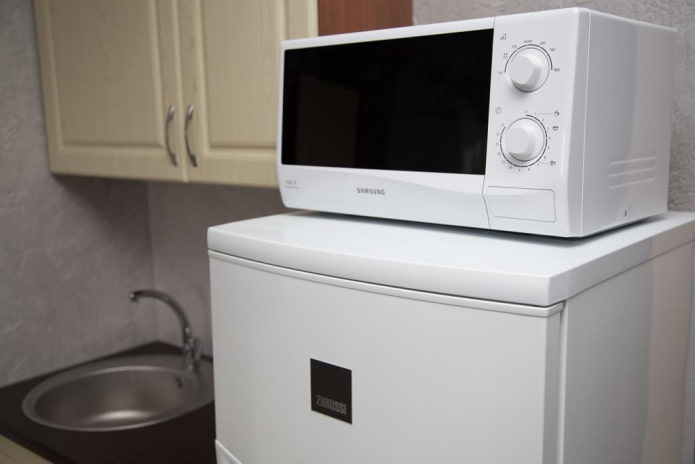 Forno de micro-ondas na geladeira