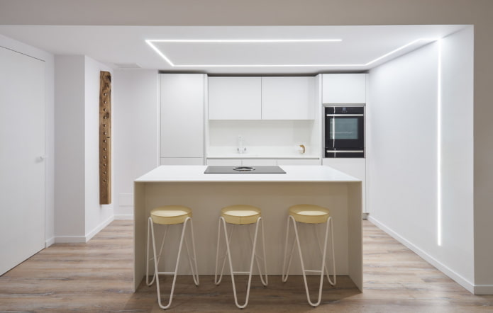 Teto branco com iluminação de fundo na cozinha