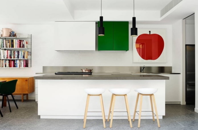 Cozinha com decoração colorida