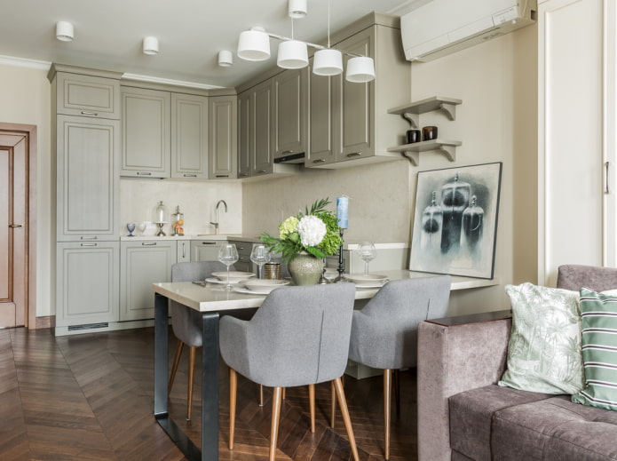 Cozinha-sala de estar elegante com móveis estofados