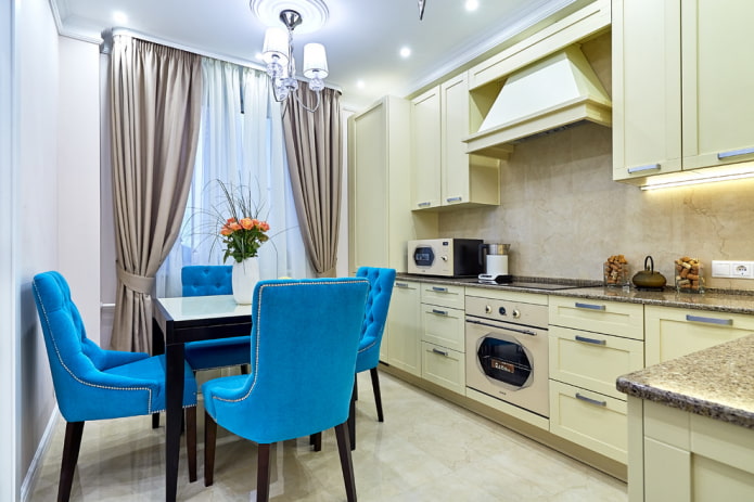 Área de jantar iluminada e conjunto de cozinha lacônico