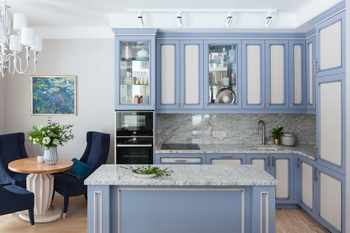Cozinha em tons de azul com avental de mármore