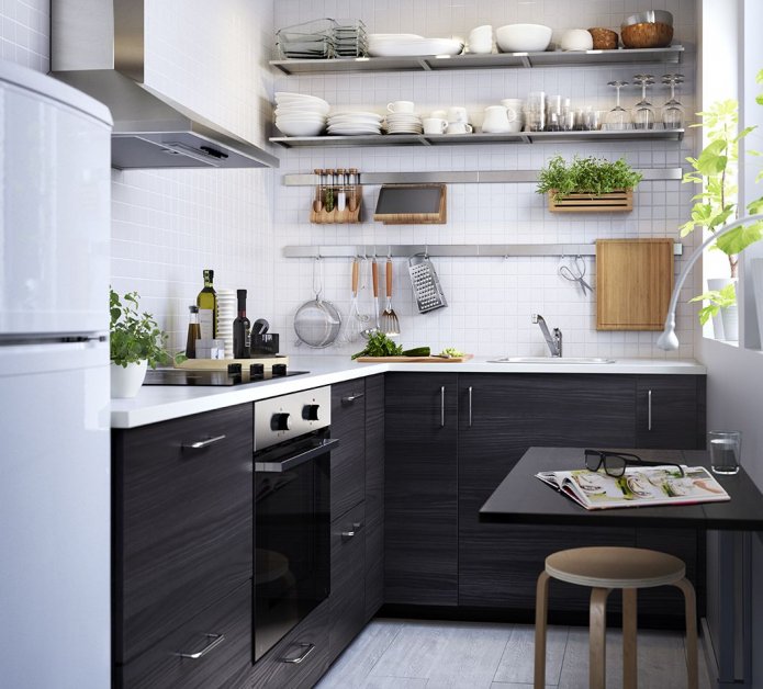 cozinha escura com prateleiras