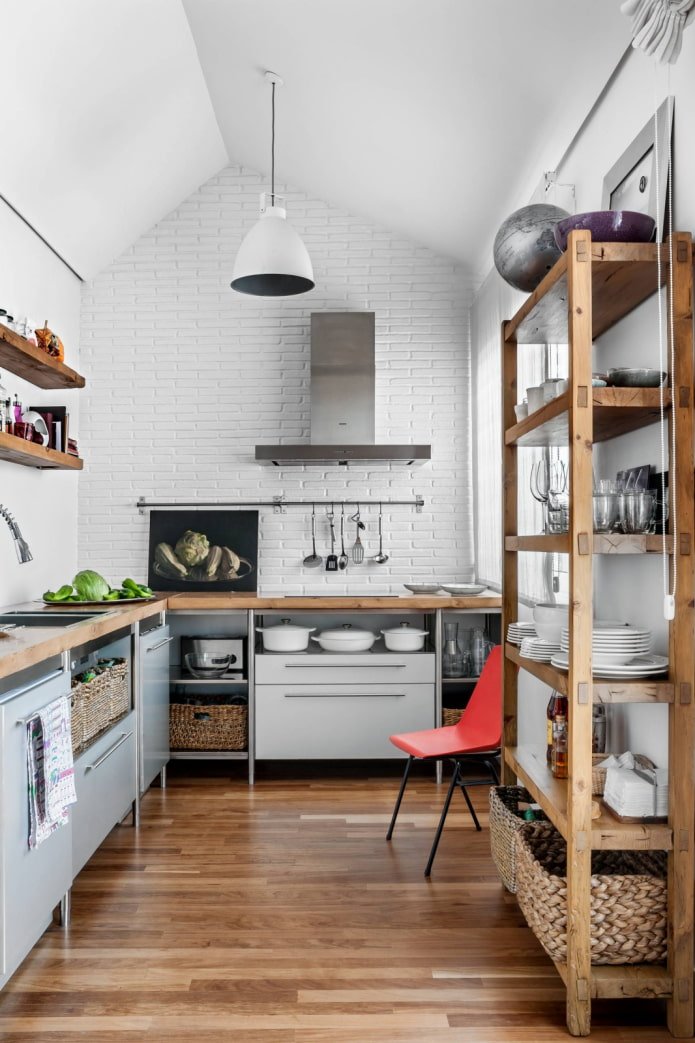 cozinha estreita com prateleiras