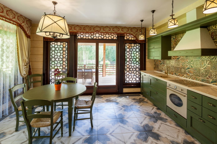 Cozinha-sala de jantar com luminárias pendentes