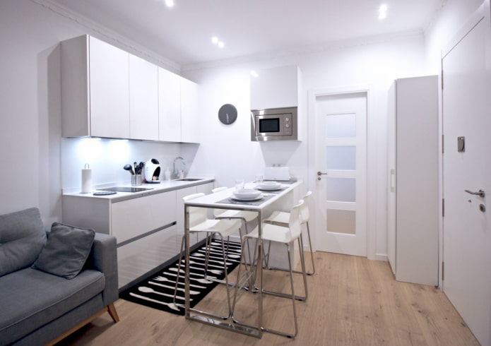 Cozinha e sala de estar brancas