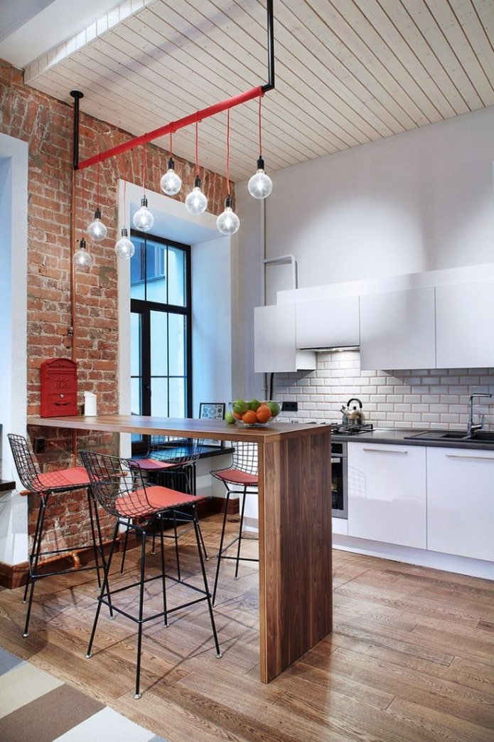 cozinha com balcão de bar em um loft