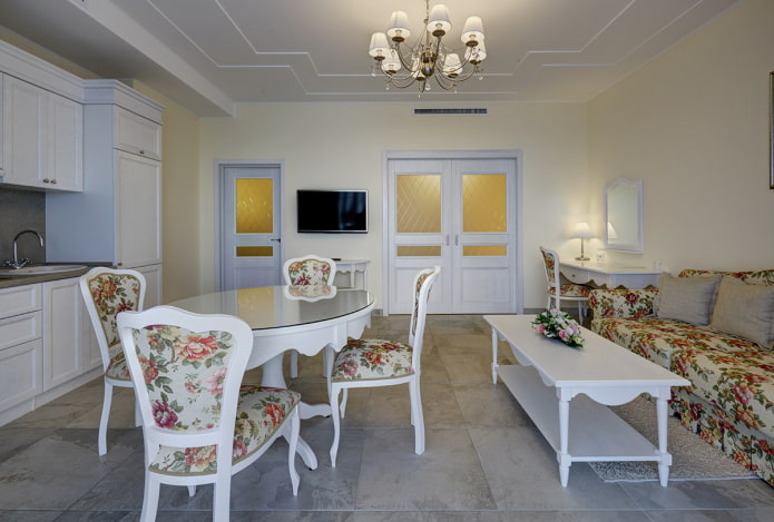 interior da cozinha-sala de estar em estilo provençal