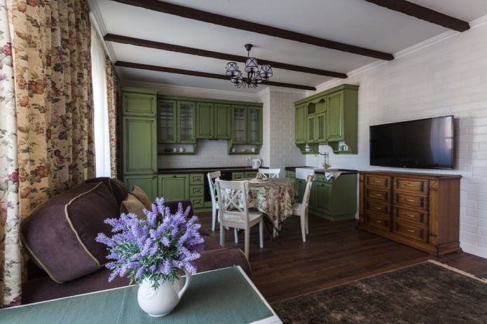 decoração e tecidos no interior da cozinha-sala de estar no estilo provençal