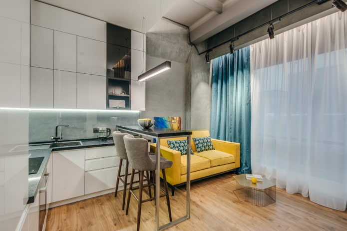 sofá amarelo no interior da cozinha
