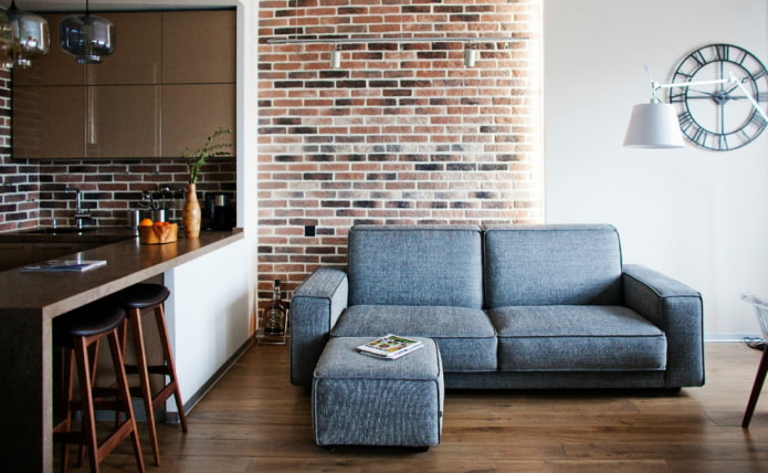 sofá no interior da cozinha em estilo loft