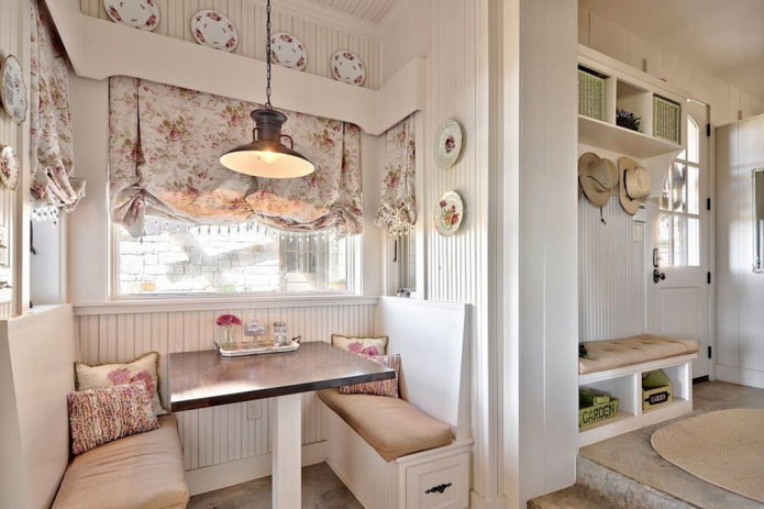 sofá no interior da cozinha em estilo loft provençal