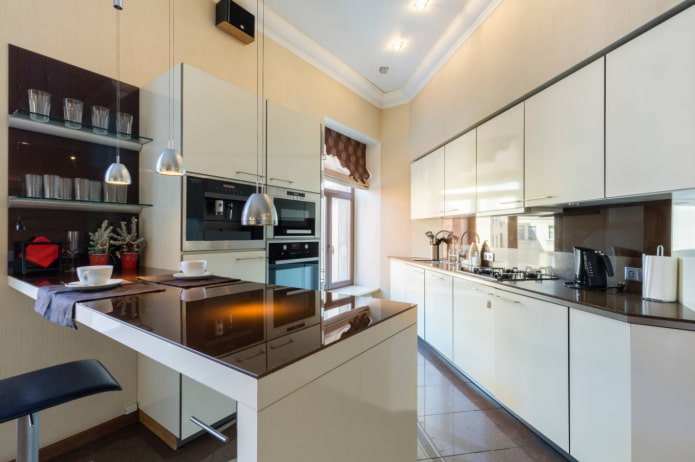 cozinha de formato irregular com janela